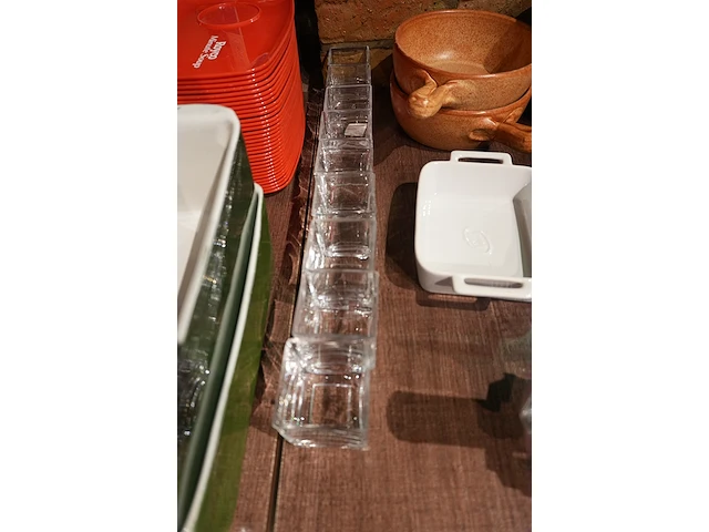 Lot soepborden, pannetjes, ovenschotels, royco onderzetters + kurkentrekker - afbeelding 2 van  11