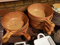 Lot soepborden, pannetjes, ovenschotels, royco onderzetters + kurkentrekker - afbeelding 3 van  11