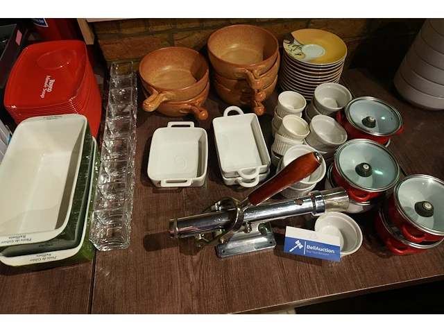 Lot soepborden, pannetjes, ovenschotels, royco onderzetters + kurkentrekker - afbeelding 1 van  11