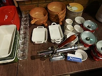 Lot soepborden, pannetjes, ovenschotels, royco onderzetters + kurkentrekker