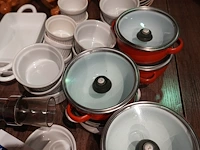 Lot soepborden, pannetjes, ovenschotels, royco onderzetters + kurkentrekker - afbeelding 6 van  11