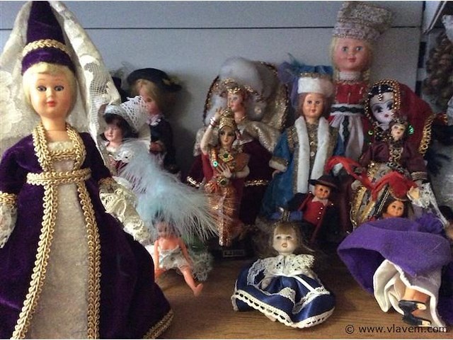 Lot souvenierpoppetjes - afbeelding 1 van  3
