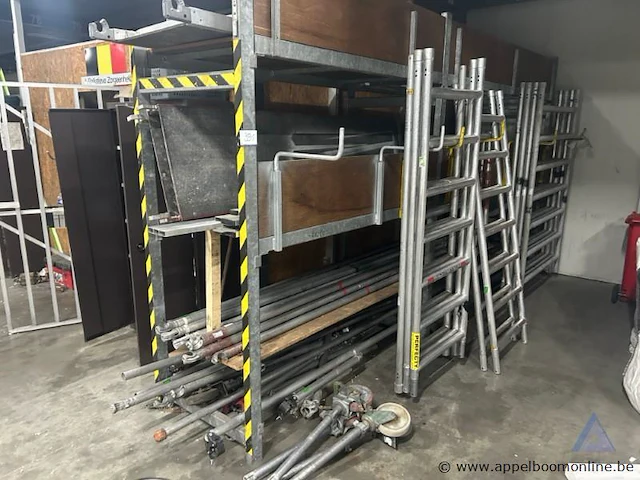 Lot steigeronderdelen, bestaande uit diverse metalen frames, liggers, houten platforms en verstelbare voeten - afbeelding 1 van  1