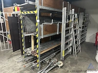 Lot steigeronderdelen, bestaande uit diverse metalen frames, liggers, houten platforms en verstelbare voeten