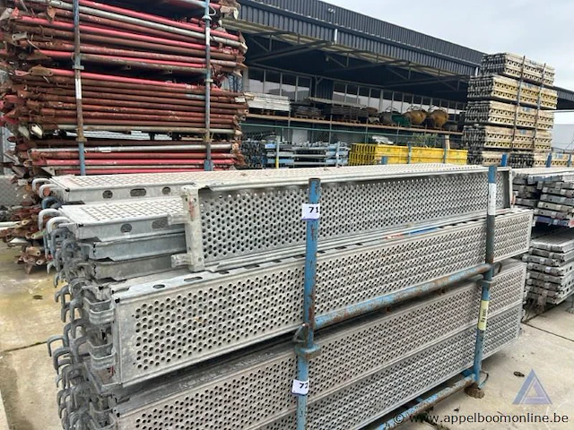 Lot steigerplanken. - afbeelding 1 van  1