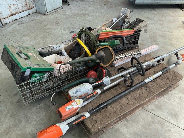 Lot: stihl /metabo heggenscharen + onderdelen overig bos- en tuingereedschap - afbeelding 1 van  8