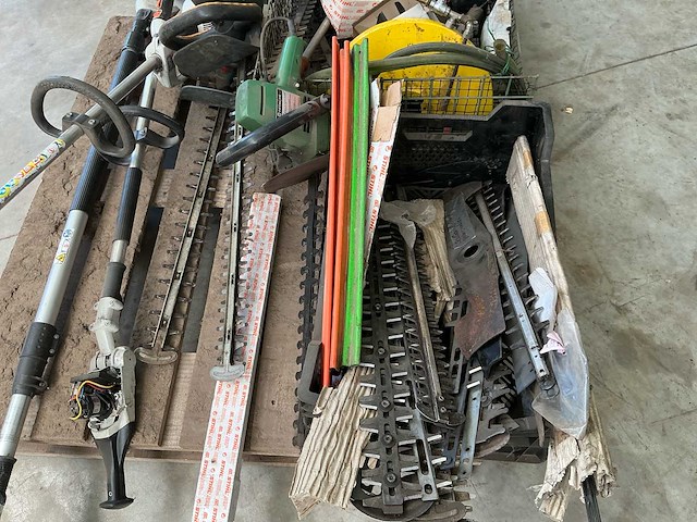 Lot: stihl /metabo heggenscharen + onderdelen overig bos- en tuingereedschap - afbeelding 3 van  8