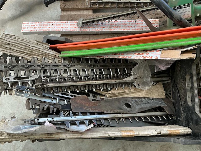 Lot: stihl /metabo heggenscharen + onderdelen overig bos- en tuingereedschap - afbeelding 2 van  3