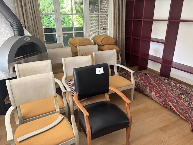 Lot stoelen, kussens & tapijten - afbeelding 1 van  7
