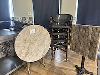Lot tafels en stoelen