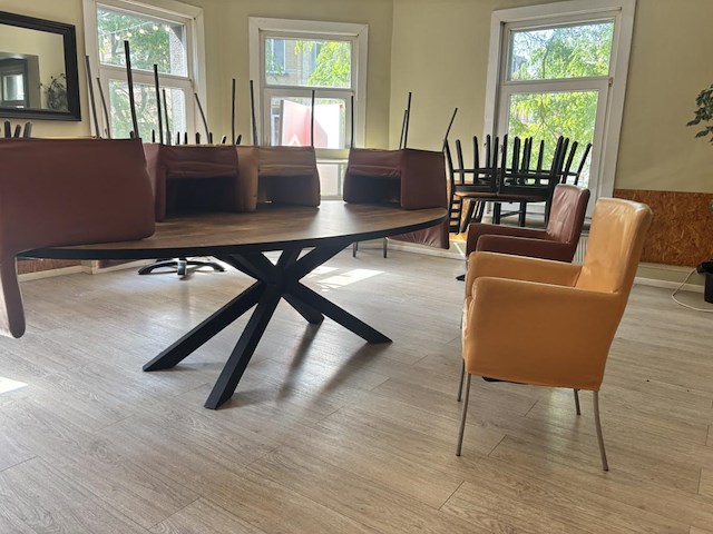 Lot tafels en stoelen - afbeelding 1 van  12