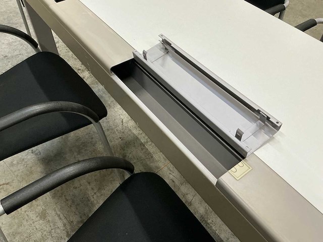 Lot tafels en stoelen - afbeelding 1 van  9