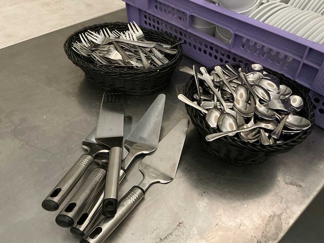 Lot tassen, bordjes, kannen, lepels, vorken, taartscheppen - afbeelding 2 van  7