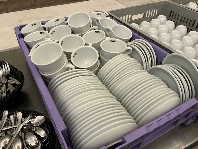 Lot tassen, bordjes, kannen, lepels, vorken, taartscheppen - afbeelding 3 van  7