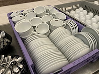 Lot tassen, bordjes, kannen, lepels, vorken, taartscheppen - afbeelding 3 van  7