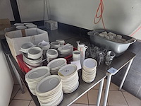 Lot tassen, theeglazen, ondertassen ea