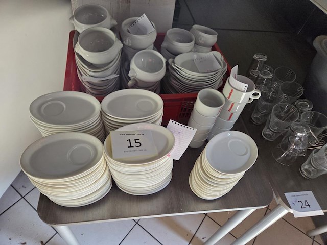 Lot tassen, theeglazen, ondertassen ea - afbeelding 5 van  12
