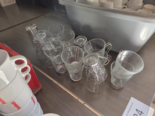 Lot tassen, theeglazen, ondertassen ea - afbeelding 6 van  12