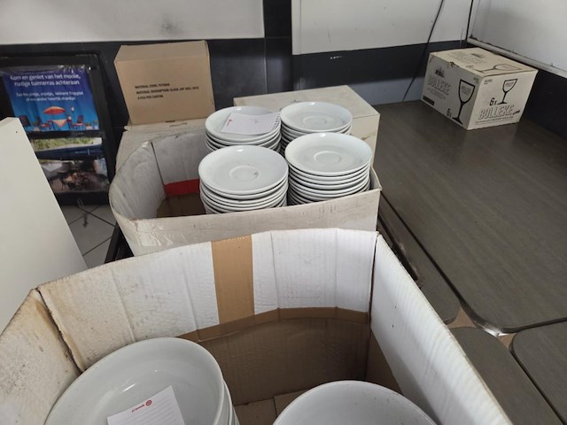 Lot tassen, theeglazen, ondertassen ea - afbeelding 9 van  12
