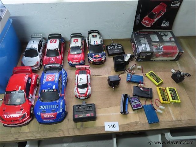 Lot telegeleide auto's en attributen - afbeelding 1 van  7