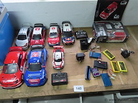 Lot telegeleide auto's en attributen - afbeelding 1 van  7
