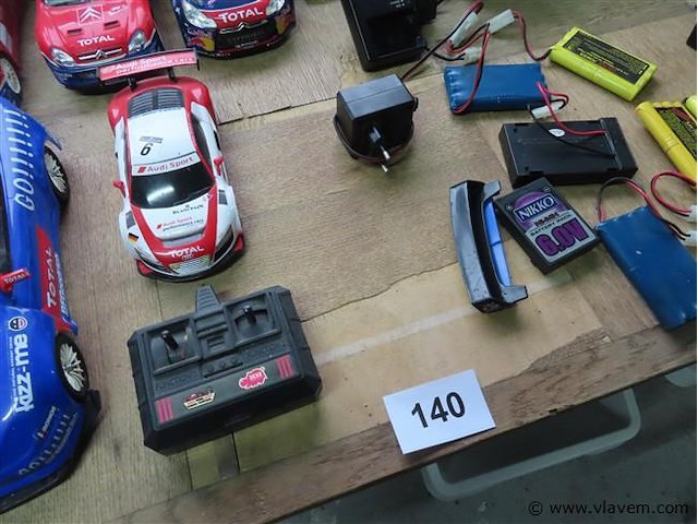 Lot telegeleide auto's en attributen - afbeelding 3 van  7