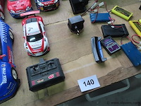 Lot telegeleide auto's en attributen - afbeelding 3 van  7
