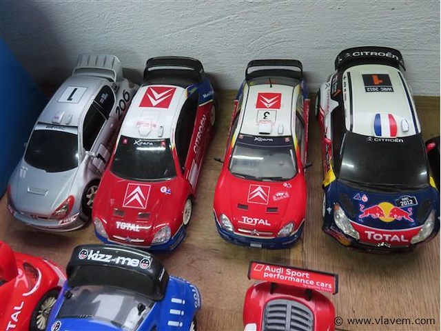 Lot telegeleide auto's en attributen - afbeelding 6 van  7