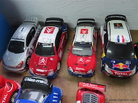Lot telegeleide auto's en attributen - afbeelding 6 van  7