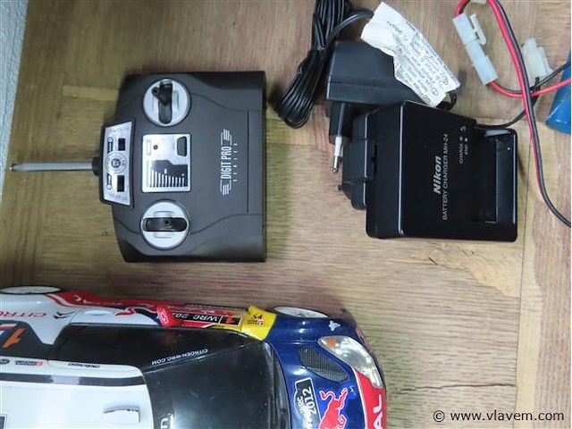 Lot telegeleide auto's en attributen - afbeelding 7 van  7