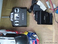 Lot telegeleide auto's en attributen - afbeelding 7 van  7