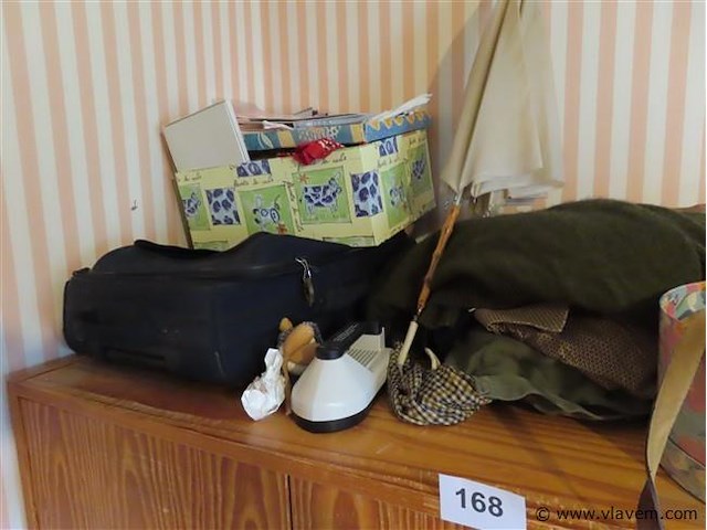 Lot textiel en diverse, op en in de kast - afbeelding 1 van  5