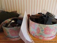 Lot textiel en diverse, op en in de kast - afbeelding 2 van  5