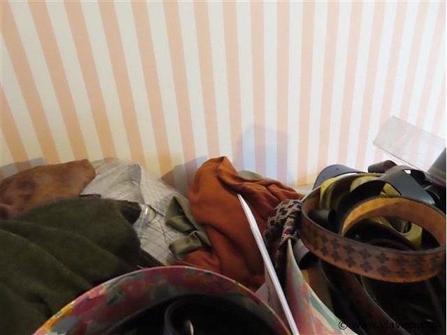 Lot textiel en diverse, op en in de kast - afbeelding 3 van  5