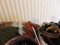 Lot textiel en diverse, op en in de kast - afbeelding 3 van  5