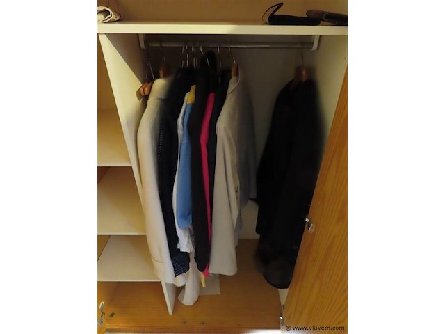 Lot textiel en diverse, op en in de kast - afbeelding 4 van  5