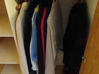 Lot textiel en diverse, op en in de kast - afbeelding 4 van  5