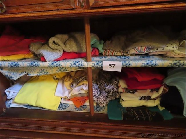 Lot textiel in de kast volgens foto - afbeelding 1 van  3