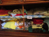 Lot textiel in de kast volgens foto - afbeelding 1 van  3