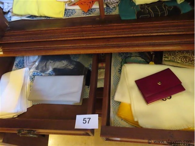 Lot textiel in de kast volgens foto - afbeelding 2 van  3
