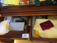 Lot textiel in de kast volgens foto - afbeelding 2 van  3