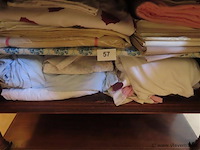 Lot textiel in de kast volgens foto - afbeelding 3 van  3