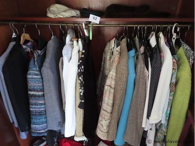 Lot textiel in de kast volgens foto's - afbeelding 1 van  6