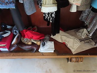Lot textiel in de kast volgens foto's - afbeelding 2 van  6