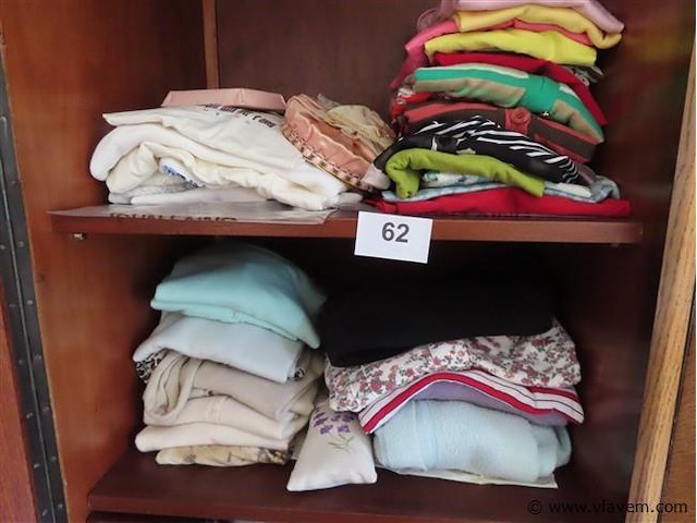 Lot textiel in de kast volgens foto's - afbeelding 3 van  6