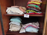 Lot textiel in de kast volgens foto's - afbeelding 3 van  6