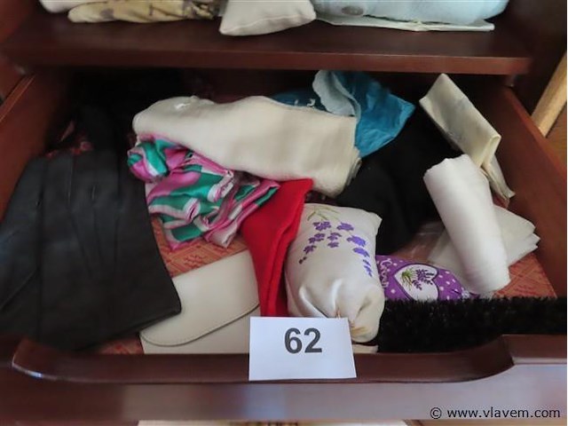 Lot textiel in de kast volgens foto's - afbeelding 4 van  6