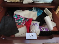 Lot textiel in de kast volgens foto's - afbeelding 4 van  6