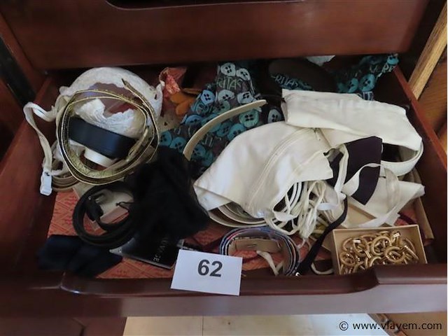 Lot textiel in de kast volgens foto's - afbeelding 5 van  6