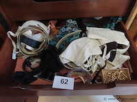 Lot textiel in de kast volgens foto's - afbeelding 5 van  6
